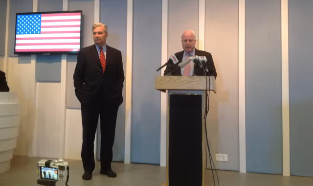 Hai Thượng nghị sĩ John McCain (phải) và Sheldon Whitehouse tại cuộc họp báo chiều 8/8. Ảnh: Thục Ninh 