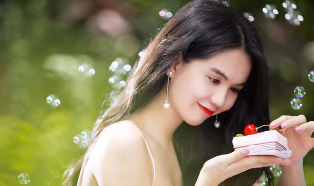 Ngọc Trinh ngọt ngào khoe sắc trong nắng sớm 