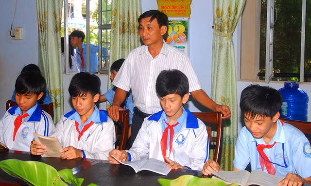 Thầy Hằng (đứng) nhận lỗi về thư viện quá chật