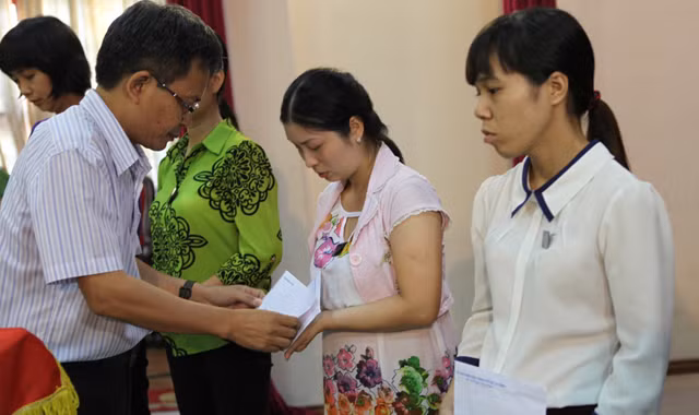 Tiến sĩ Trần Đăng Tuấn trao tiền hỗ trợ.
