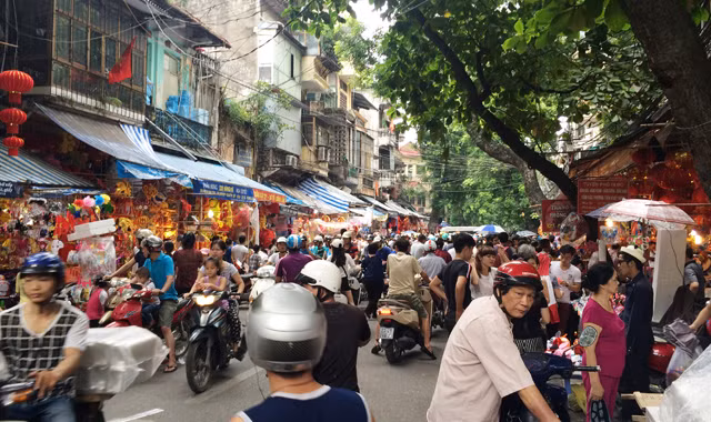 Phố Hàng Mã đông nghẹt người. Ảnh: Nguyễn Tú