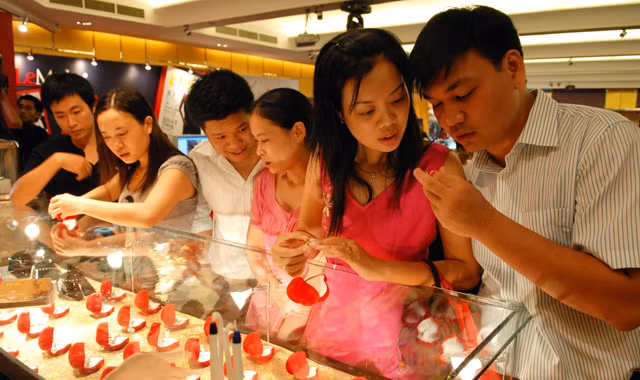 Người tiêu dùng sẽ được hưởng lợi khi mua vàng trang sức sau ngày 1/6. ảnh: Như Ý 