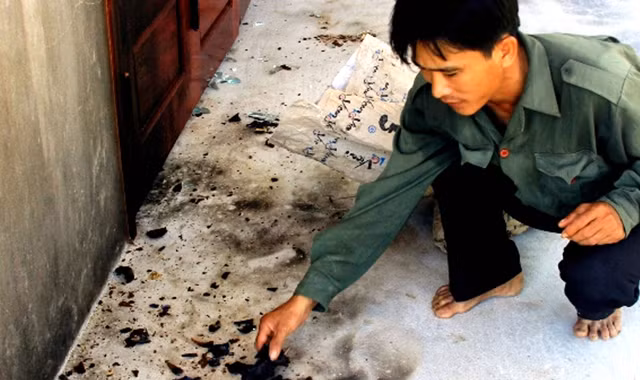 Vết bom xăng những kẻ xin đểu ném vào nhà anh Cao để uy hiếp. ảnh: Thu Hoài