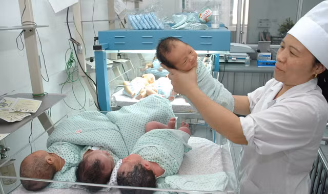 Chăm sóc trẻ sơ sinh tại bệnh viện nhi T.Ư. Ảnh: Hồng Vĩnh