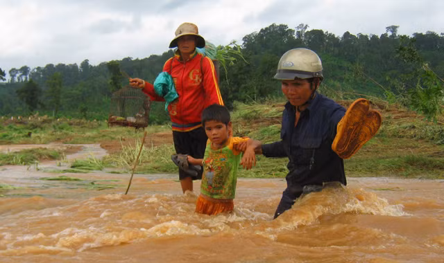 Vợ chồng bà Rơ Lan Toét thất thểu về làng