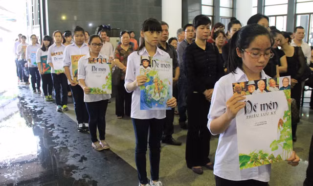 Hình ảnh trong buổi chia tay nhà văn của người lớn và trẻ em sáng 17/7