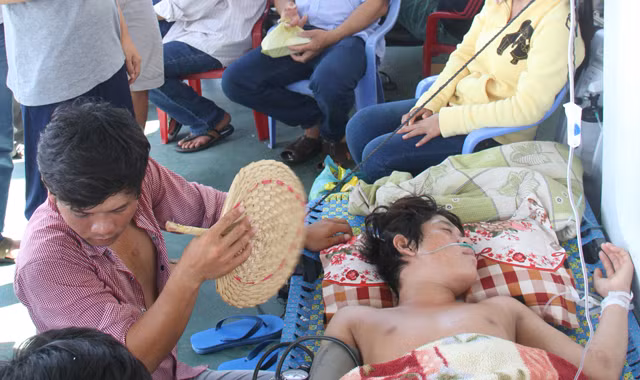Hành khách nằm la liệt trong một không gian chật chội, ngột ngạt trên tàu Phú Quý 07