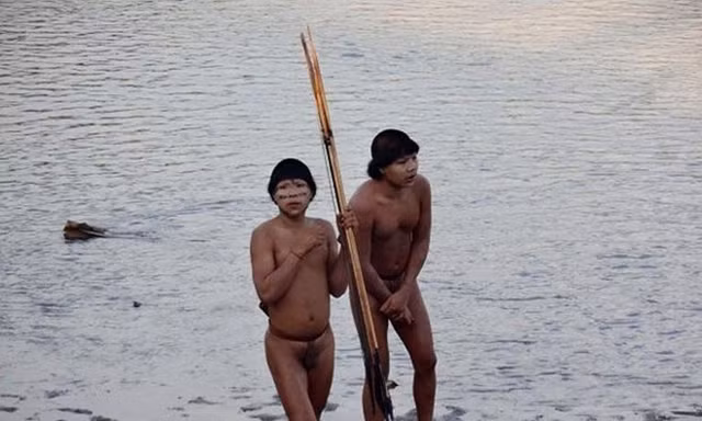 Bộ lạc bí ẩn ở Brazil lần đầu tiếp xúc với thế giới bên ngoài