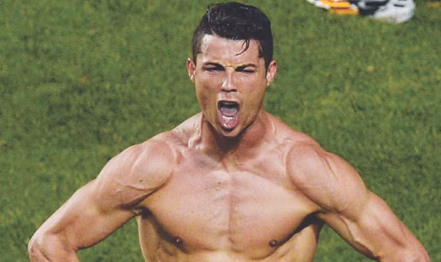 Ronaldo khoe “phom” chuẩn sau khi ghi bàn ấn định chiến thắng cho Real Madrid. Ảnh: AP 