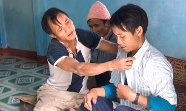 40 tuổi, lần đầu tiên anh Lang được người nhà sắm cho áo mới sửa soạn đón Tết...