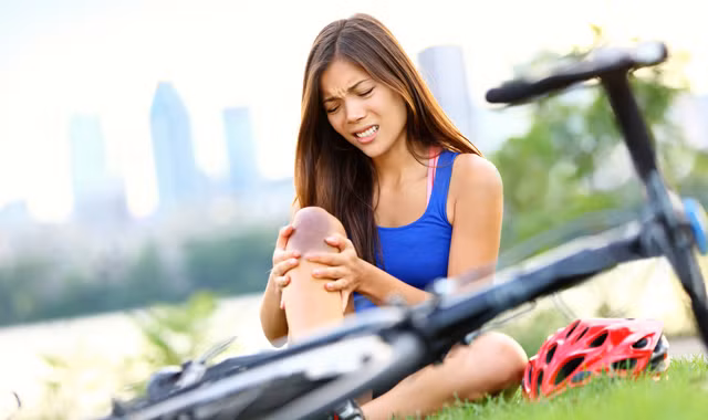 Bong gân, trật khớp là tai biến thường gặp trong cuộc sống hằng ngày nếu không sơ cứu, chữa trị kịp thời có thể để lại di chứng về sau 