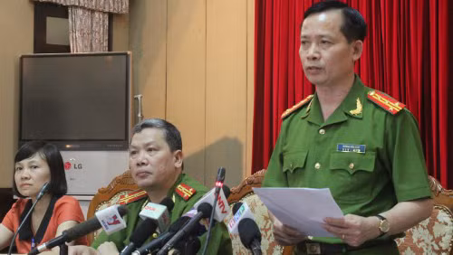 Đại tá Dương Văn Giáp tại buổi họp giao ban Thành uỷ.