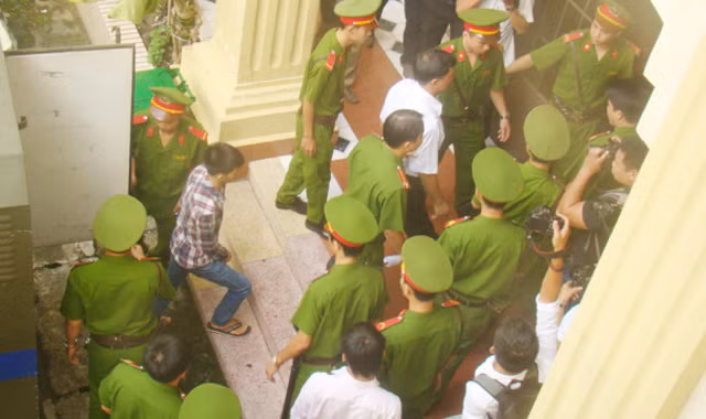 Bị cáo Vinh được áp giải tới phiên tòa