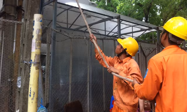 Dù trời nắng nóng kéo dài nhưng EVN cố gắng không để mất điện. Ảnh: Phong Cầm