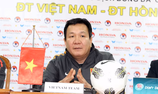 HLV Hoàng Văn Phúc: Tiki-taka vẫn chưa 'qua đời'