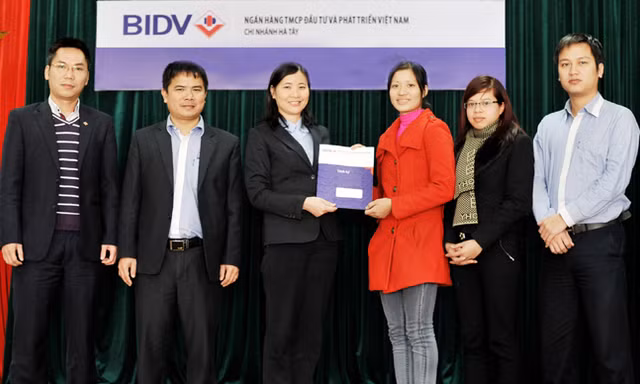  Trả lại tiền cho người để quên ở cột ATM 