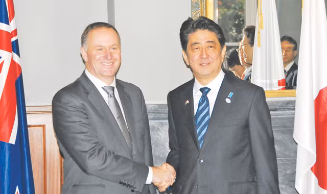 Thủ tướng New Zealand John Key (trái) ngày 7/7 hội đàm với Thủ tướng Nhật Bản Shinzo Abe - lãnh đạo Nhật Bản đầu tiên thăm New Zealand trong hơn một thập kỷ qua. Ảnh: Xinhua 