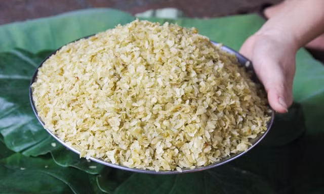 Bán hết đất, không có nghề nghiệp ổn định một số hộ dân ở Mễ Trì Hạ phải nhặt bạc lẻ từ nghề truyền thống. Ảnh: Ngọc Lan.