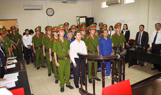 Năm 2014, bị cáo Dương Chí Dũng (áo trắng) và các đồng phạm đã bị xét xử về tội tham ô tài sản. Ảnh: Nguyến Tấn