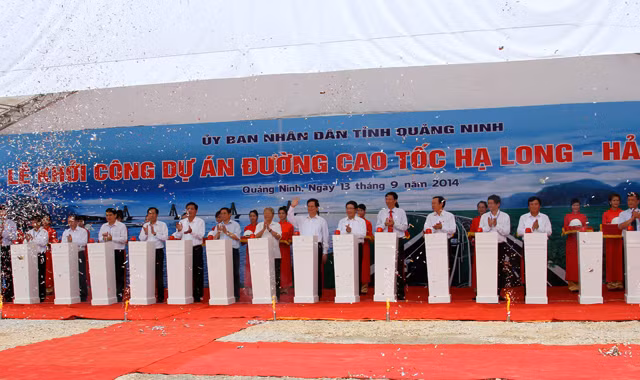 Thủ tướng Nguyễn Tấn Dũng nhấn nút khởi công dự án đường cao tốc Hạ Long-Hải Phòng. ảnh: Đỗ Hoàng