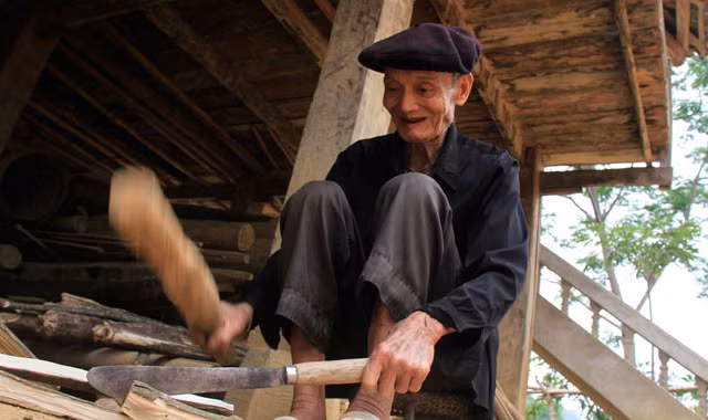  Cựu binh Lường Văn Phúc (104 tuổi) hằng ngày vẫn vào rừng chặt tre, chẻ củi đỡ đần con cháu. Ảnh: Như Ý