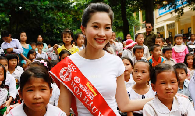 Thí sinh đăng quang hoa hậu có bị ràng buộc với ban tổ chức?
