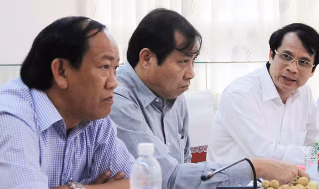 Lãnh đạo Bộ GD&ĐT, UBND Đà Nẵng, Quảng Nam cùng ngồi lại bàn giải pháp cho dự án làng ĐH Đà Nẵng. Ảnh: Nguyễn Huy