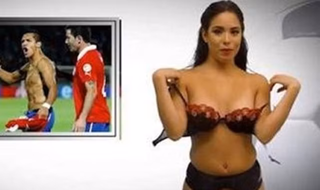 Phát thanh viên bỗng dưng cởi đồ trong lúc tường thuật World Cup. Ảnh: Mundo Deportivo 