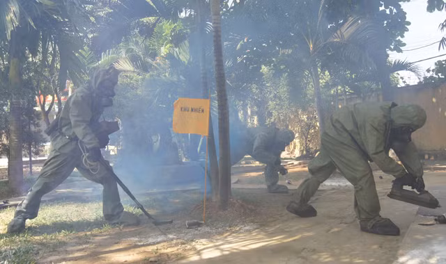 Phân đội trinh sát xác định loại, nồng độ, mức độ chất độc và phóng xạ