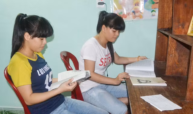 Hai chị em Thu Thảo và Cẩm Nhung. ảnh: N.C 