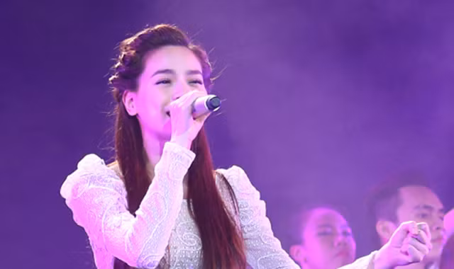 Hồ Ngọc Hà tha thướt áo dài hát cùng học trò