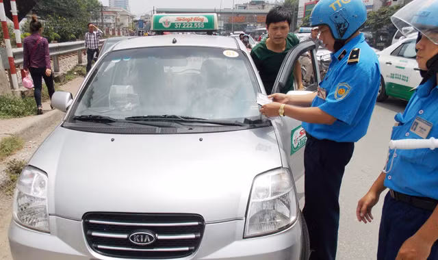 Chiếc taxi của hãng Sông Hồng biển Hà Nội này chỉ có thể xác định được xe có phù hiệu taxi ngoại tỉnh (Bắc Ninh) khi PV Tiền Phong đề nghị TTGT Sở GTVT dừng kiểm tra.Ảnh: Trọng Đảng
