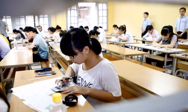 Thí sinh đang làm bài thi môn Toán tại hội đồng thi Học viện Ngân Hàng - Hà Nội kỳ thi năm 2014. Ảnh: Như Ý