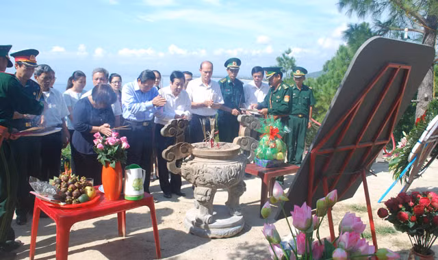 Đoàn lãnh đạo Quảng Bình viếng mộ nhân ngày sinh của Đại tướng