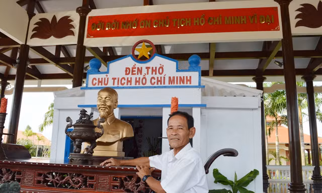 Chú Bảy Khoa trước ngôi đền được tôn tạo, gìn giữ cẩn. trọng Ảnh: Trọng Duy