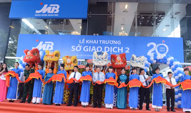 Cắt băng khai trương Sở Giao dich 2