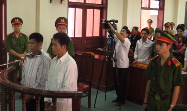 Hồ Văn Công (phải) và Hồ Văn Thành trước vành móng ngựa