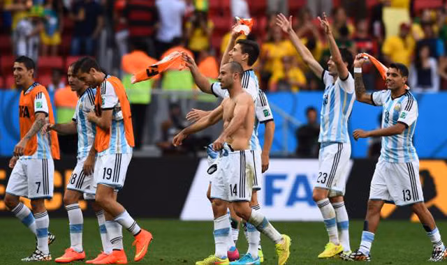 Kiểu tiến bước lầm lì của Argentina chưa làm CĐV nhà thỏa mãn. Ảnh: Getty Images