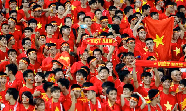 Cơn sốt vé và sự thiệt thòi của người hâm mộ Việt Nam