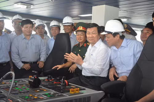 Chủ tịch nước kiểm tra tiến độ đóng tàu Kiểm ngư KN 782