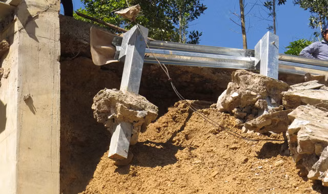 Hiện trường xói lở ở cầu treo xã Trọng Hóa, Minh Hóa, Quảng Bình
