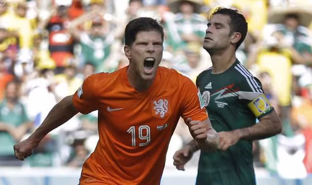 Vào sân từ băng ghế dự bị, Huntelaar ghi bàn quyết định cho Hà Lan. Ảnh: AP