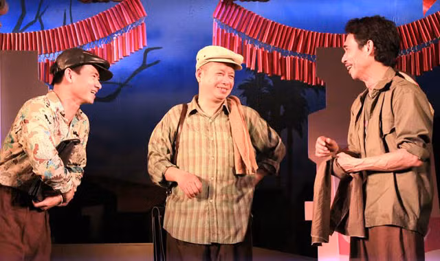  Xuân Bắc (trái) vai Văn Sửu, Tuấn Hải (giữa) vai Toàn Nha và Phú Đôn vai ông Thình trong vở “Bệnh sĩ” của NH Kịch Việt Nam, 2014