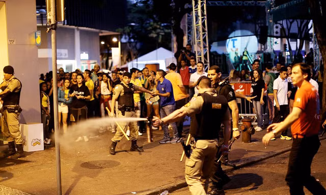 Cảnh sát chống bạo động kịp thời ngăn chặn cơn tức giận của người hâm mộ. Ảnh: Xinhua