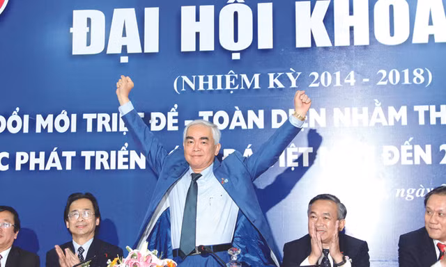 Ông Lê Hùng Dũng ăn mừng chiến thắng, trở thành Chủ tịch VFF khóa VII. ảnh VSI