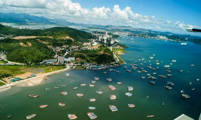 Vịnh Hạ Long hùng vĩ nhìn từ thủy phi cơ