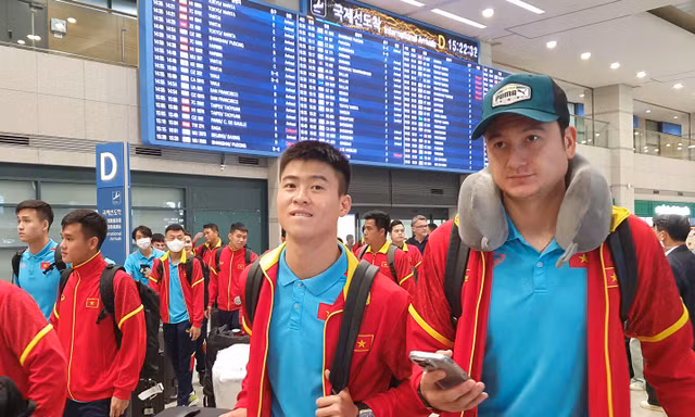 Đội tuyển Việt Nam vất vả tới Suwon, chuẩn bị đấu dàn sao Hàn Quốc 