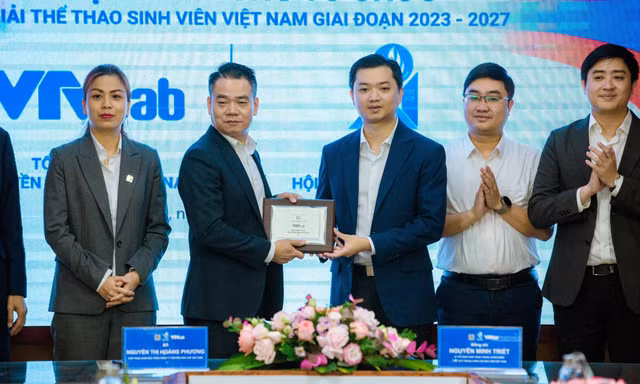 Ông Nguyễn Minh Triết, Bí thư Ban Chấp hành Trung ương Đoàn, Chủ tịch Trung ương Hội Sinh viên Việt Nam (phải) và ông Hoàng Ngọc Huấn, Chủ tịch VTVcab tại lễ ký kết thỏa thuận hợp tác.