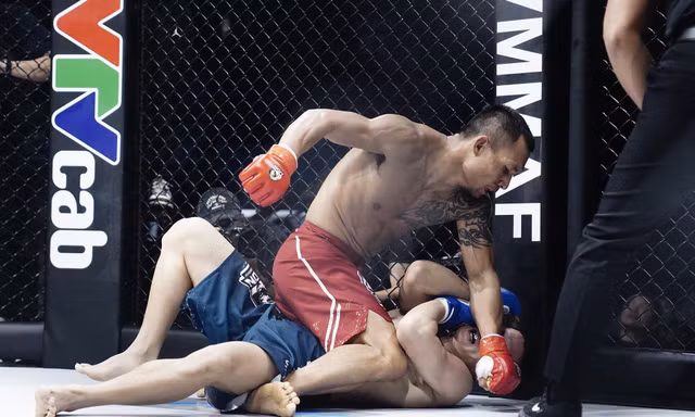 Chiến thắng chóng vánh cho Trần Quang Lộc bằng kĩ thuật “giã gạo” (ground and pound) trong MMA. 