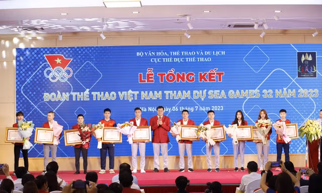 Trao Bằng khen của Thủ tướng Chính phủ tặng 196 VĐV đạt thành tích xuất sắc tại SEA Games 32
